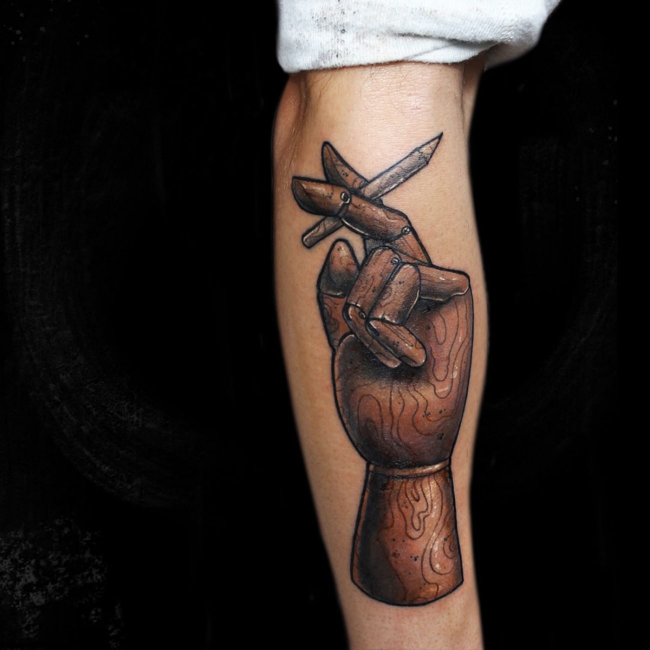 tatuaje mano de madera