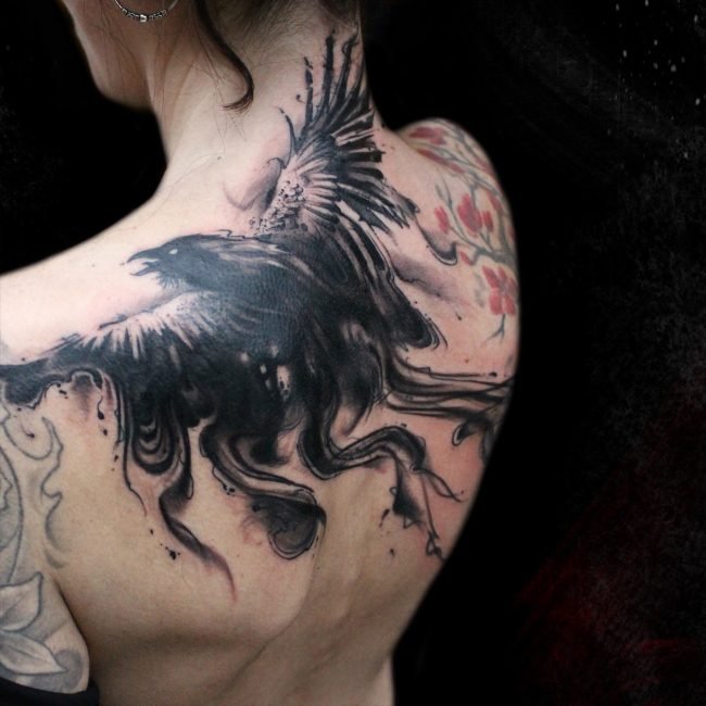 tatuaje cuervo silueta