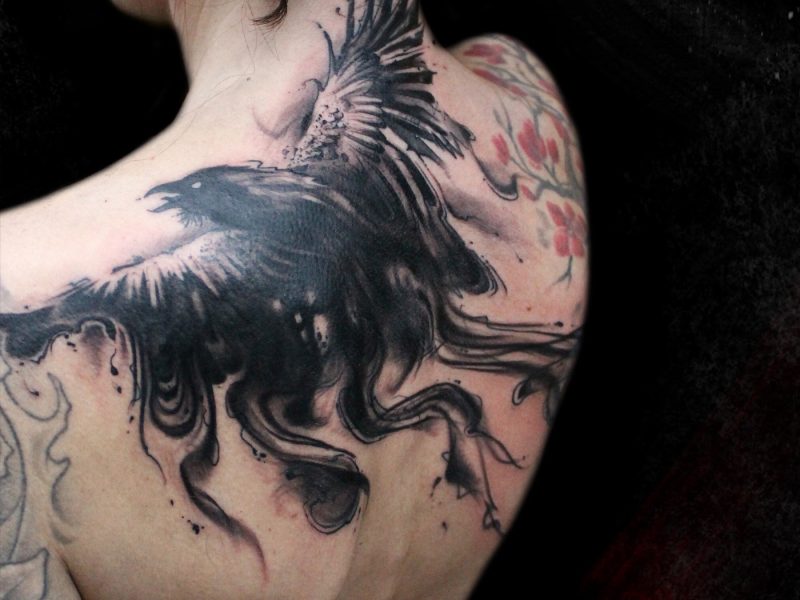 tatuaje cuervo silueta